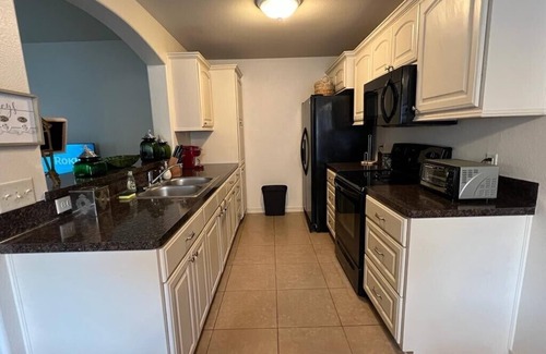Tyler Apartment | A Duplex "Emerald" nearby Hospitals, TJC, Nurses, Work Crews