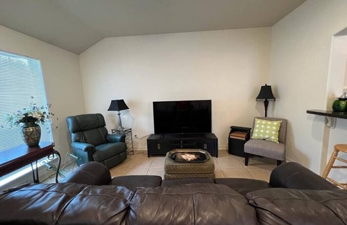 Tyler Apartment | A Duplex "Emerald" nearby Hospitals, TJC, Nurses, Work Crews