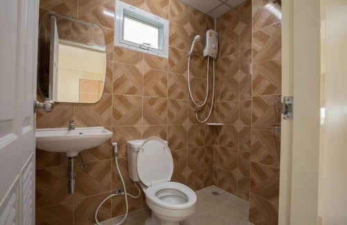 Bang Bua Thong Hotel | A.E. Richy Home