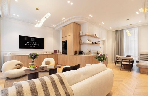 Paris City Center Apartment | A Elegant 2-BR/2BA with Services in Louvre