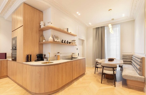 Paris City Center Apartment | A Elegant 2-BR/2BA with Services in Louvre