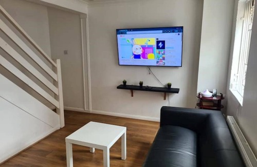 East Walworth House | A fabulous 4-bedroom house with 2parking space.
