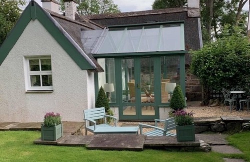 Glen Lyon Cottage | a fairytale thatched highland cottage