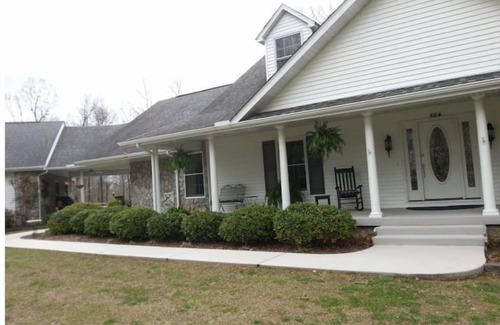 Cotter House | A family friendly, relaxing get-a-way in a serene setting.