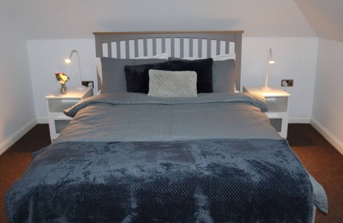 South Hornchurch House | A family friendly stay with entertainment, large garden & mins from London city