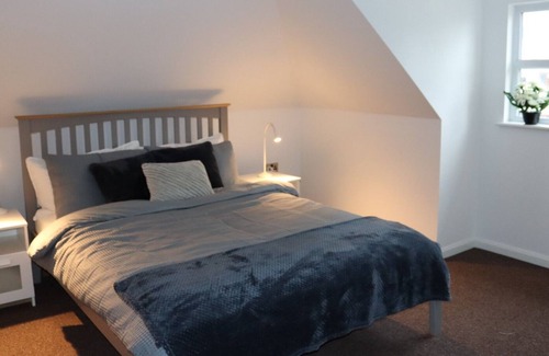 South Hornchurch House | A family friendly stay with entertainment, large garden & mins from London city