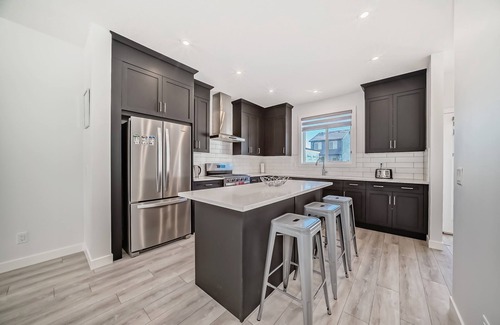 Calgary House | A Family Relaxing Vacation House, 3 bedrooms2.5 bathrooms for up to 8 people