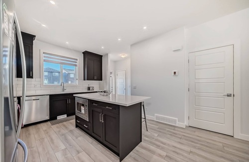 Calgary House | A Family Relaxing Vacation House, 3 bedrooms2.5 bathrooms for up to 8 people
