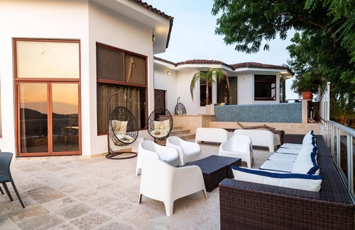 Diamond Point Villa | A few steps from a private beach, surf, luxury, daily housekeeping and jacuzzi