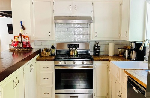 Cedar Glen Ski Chalet | A Forest Getaway, Tri-Level Chalet with fire pit, soaker tub, arcade & privacy