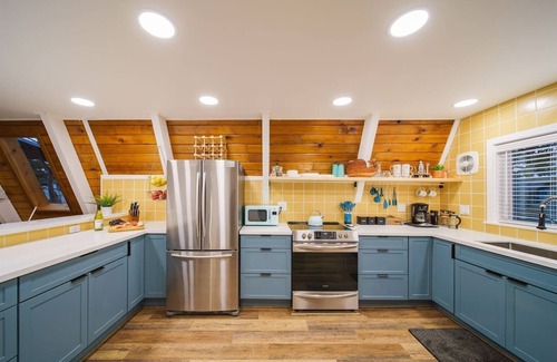 Lincoln City House | A-Frame | Free Wine | Hot Tub | Sauna | Walk2Beach