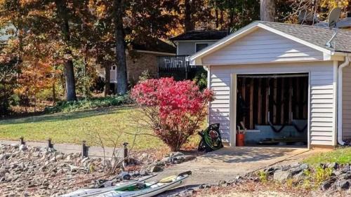 Lake Norman of Catawba House | A Frame of Mind by AvantStay Private Dock View