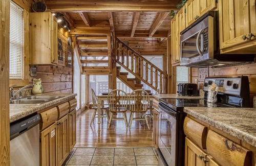 Gatlinburg - Pigeon Forge Cabin | A Gatlinburg Haven: Your Peaceful Smoky Mountain Hideaway!