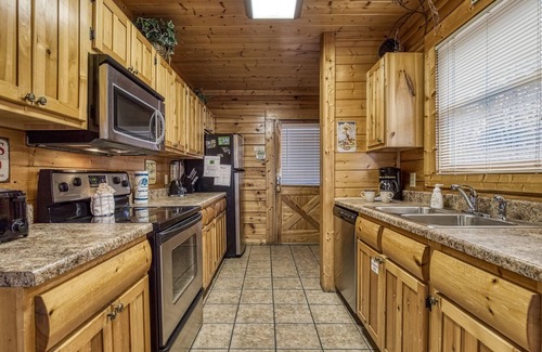 Gatlinburg - Pigeon Forge Cabin | A Gatlinburg Haven: Your Peaceful Smoky Mountain Hideaway!