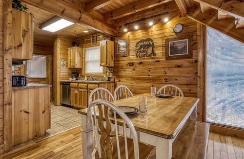 Gatlinburg - Pigeon Forge Cabin | A Gatlinburg Haven: Your Peaceful Smoky Mountain Hideaway!