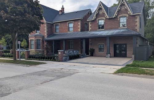 Collingwood House | A gorgeous Coach House located in Downtown Collingwood close to Blue Mountain