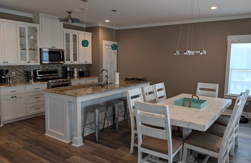 Port Bolivar House | A Great Getaway, 5⭐️, 2nd Row Home w/Great Views & Many Amenities."