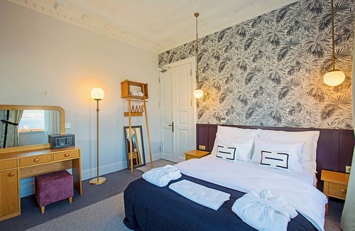 Adalar House | A Great sea view room with shared bathroom