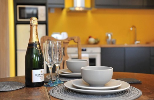 Cheltenham Apartment | A ground floor studio flat with either double or twin beds, fully equipped kitchen + parking
