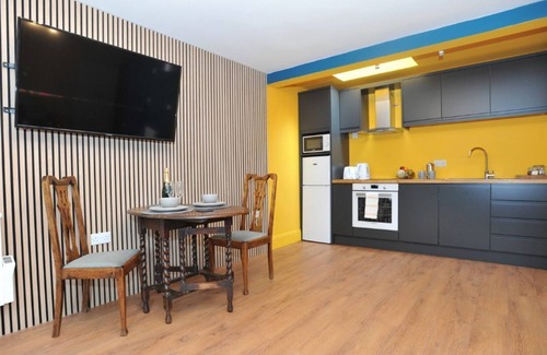 Cheltenham Apartment | A ground floor studio flat with either double or twin beds, fully equipped kitchen + parking