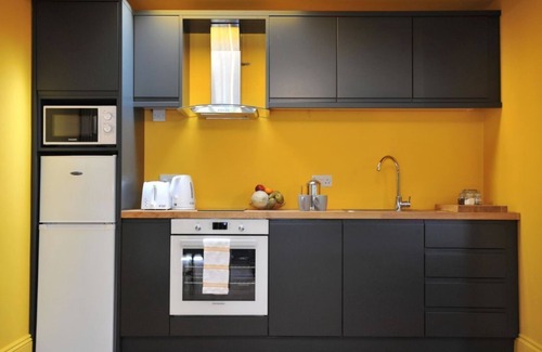 Cheltenham Apartment | A ground floor studio flat with either double or twin beds, fully equipped kitchen + parking