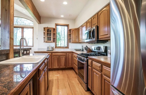 Eagle-Vail House | A Guest Favorite: Spacious 5BR Home with Hot Tub - Escape to the Mountains this Season or Plan Ahead