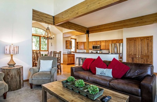 Eagle-Vail House | A Guest Favorite: Spacious 5BR Home with Hot Tub - Escape to the Mountains this Season or Plan Ahead