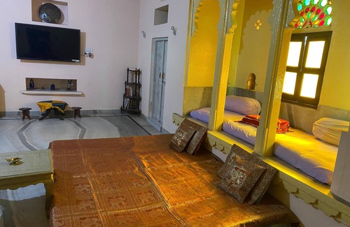 Udaipur City Centre Bed & Breakfast | A heritage room in udaipur overlooing the city palace