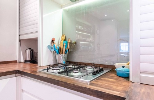 Askew House | A hidden Mews - Two Bedroom House, Sleeps 4