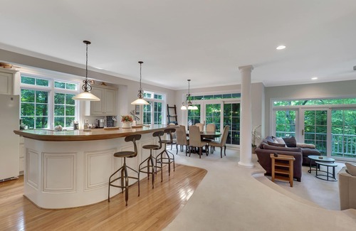 Charlevoix House | A Hidden Sanctuary in Chx | 1 mile to Downtown | Sleeps 6 | 2 Master Suites