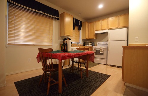 Beaverton House | A Home Away From Your Home 2 Master Suites Townhouse On In A Quiet Neighborhood