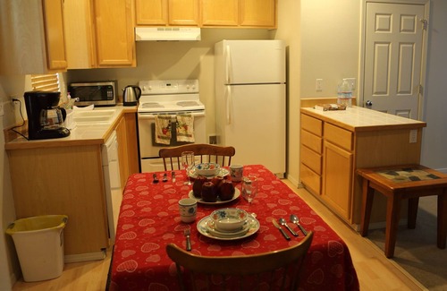 Beaverton House | A Home Away From Your Home 2 Master Suites Townhouse On In A Quiet Neighborhood