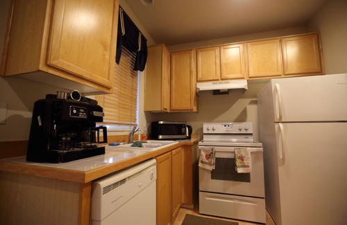 Beaverton House | A Home Away From Your Home 2 Master Suites Townhouse On In A Quiet Neighborhood