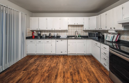 Southwest Calgary House | A@Home Entire House By Chinook Mall/LRT/DT/Heritage park/Glenmore Reservoir