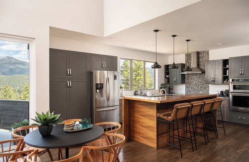 Bailey House | A Jaw-Dropper! Megawatt Views, Hot Tub & Game Room