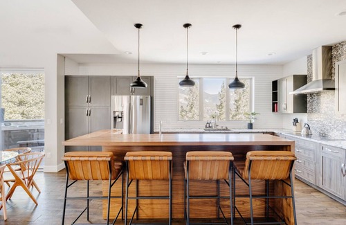 Bailey House | A Jaw-Dropper! Megawatt Views, Hot Tub & Game Room