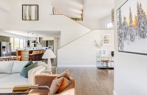 Bailey House | A Jaw-Dropper! Megawatt Views, Hot Tub & Game Room