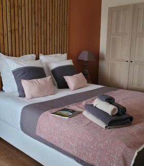 Saint-Magne-de-Castillon Bed & Breakfast | A L'OMBRE DE LA TREILLE -Proche Saint-Emilion