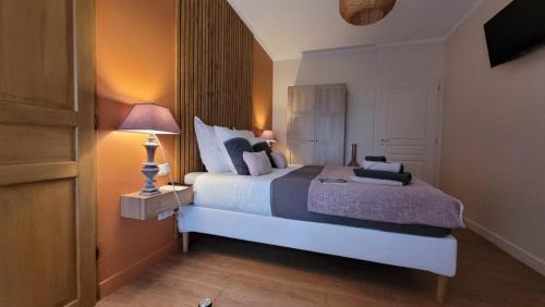 Saint-Magne-de-Castillon Bed & Breakfast | A L'OMBRE DE LA TREILLE -Proche Saint-Emilion
