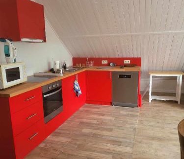 Falmagne Apartment | A la salle de jeux et son jardin autour de la cabane verte