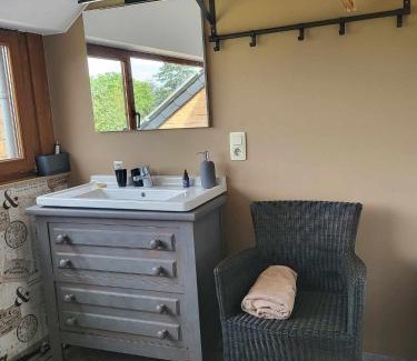 Falmagne Apartment | A la salle de jeux et son jardin autour de la cabane verte