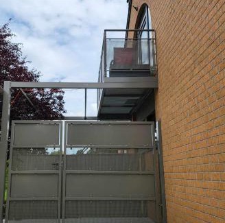 Falmagne Apartment | A la salle de jeux et son jardin autour de la cabane verte