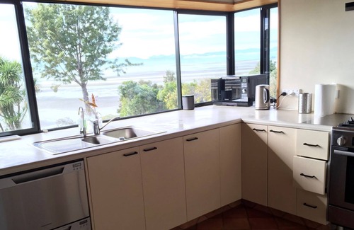 Kaiteriteri House | A large family home with beach access