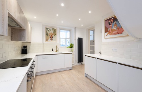 Petty France Cottage | A large group retreat that sleeps 20 guests in 7 bedrooms