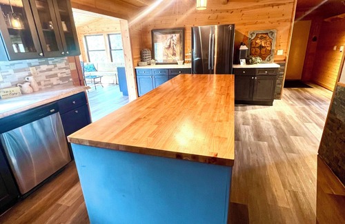 Lead Cabin | A large, newly remodeled 7,000 sq ft cabin, new hot tub, minutes from Deadwood!