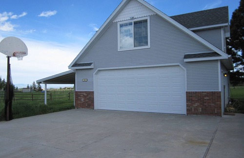 Hyalite Meadows Apartment | A little bit o' country, yet close to town, with spectacular mountain views!
