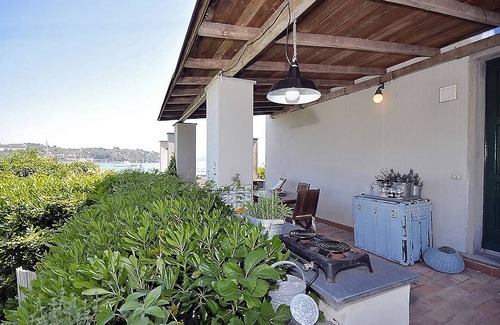 Portovenere Apartment | A little gem! Flat situated on the beach, sea view, garden, wifi, pets welcome