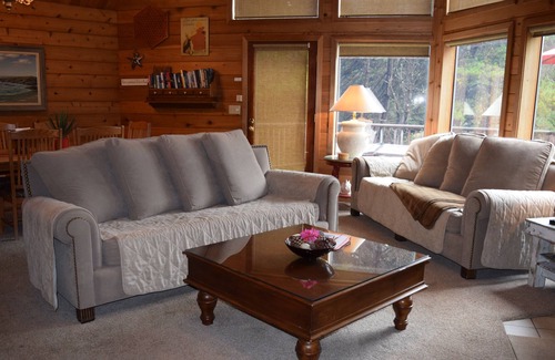 Fort Bragg House | A Little Hidden Gem. All-Cedar, Dog Friendly Home, Hot Tub & Short Walk to Beach