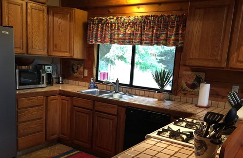 Fort Bragg House | A Little Hidden Gem. All-Cedar, Dog Friendly Home, Hot Tub & Short Walk to Beach