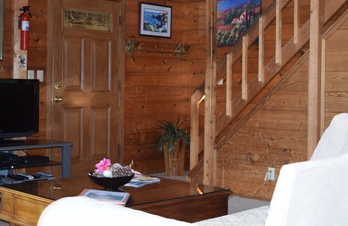 Fort Bragg House | A Little Hidden Gem. All-Cedar, Dog Friendly Home, Hot Tub & Short Walk to Beach